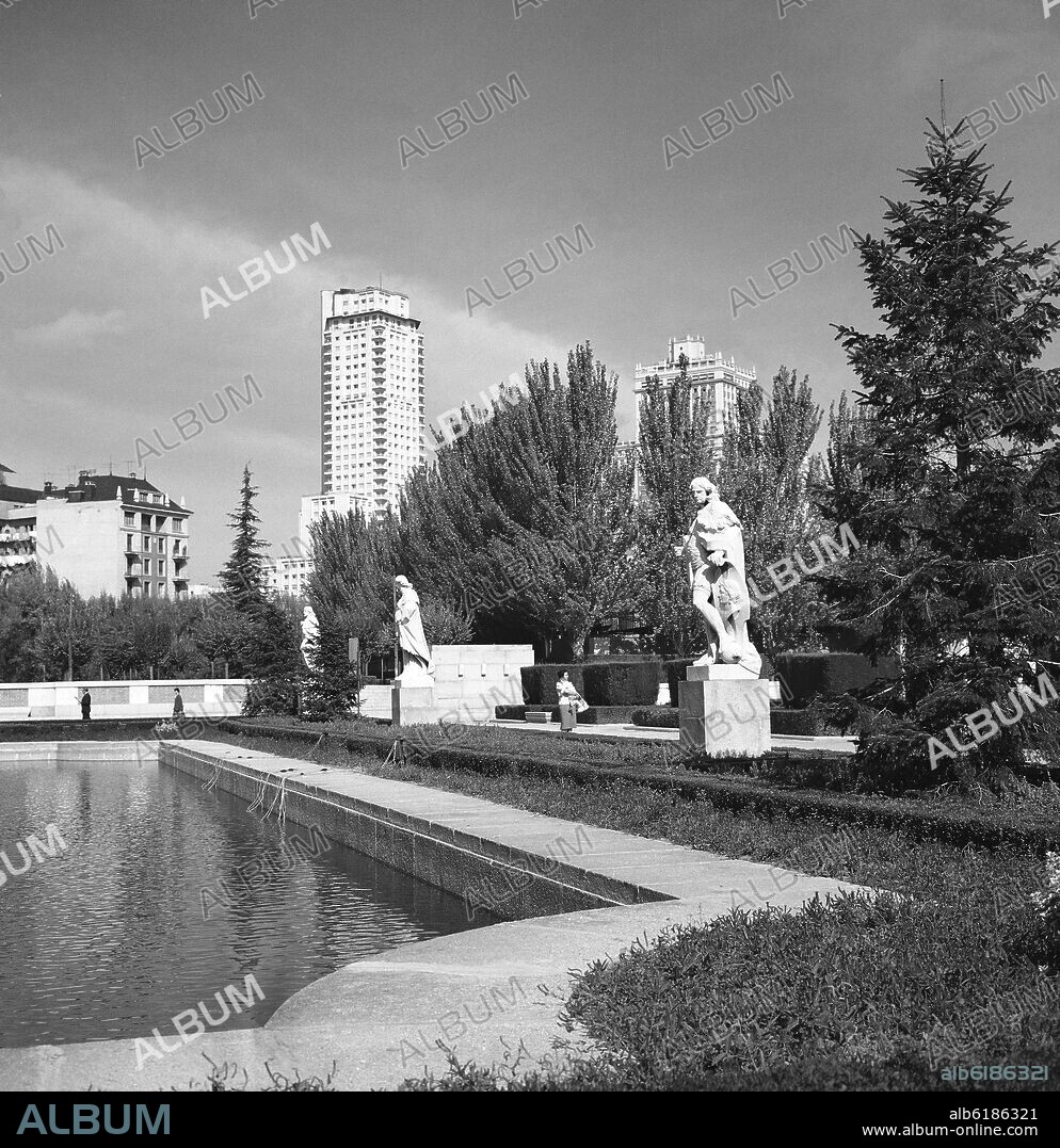 ESTATUAS DE REYES DE ESPAÑA EN LOS JARDINES DE SABATINI - FOTOGRAFIA EN BLANCO Y NEGRO - AÑOS 60 -.