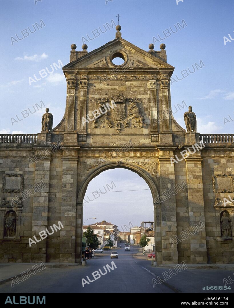 FELIPE BERROJO (1628-1694). ARCO DE SAN BENITO CONSTRUIDO EN 1662 PARA SUSTITUIR LA PORTADA ROMANICA ANTERIOR.