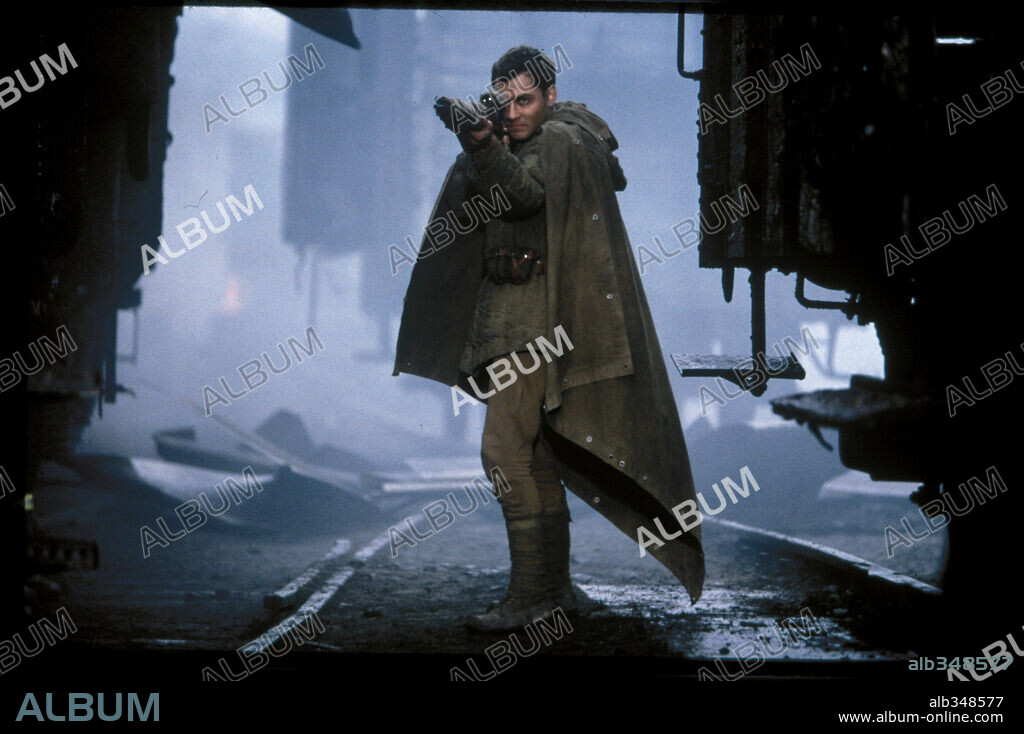JUDE LAW en ENEMIGO A LAS PUERTAS, 2001 (ENEMY AT THE GATES), dirigida por JEAN-JACQUES ANNAUD. Copyright TRI STAR PICTURES / BAILEY, ALEX.