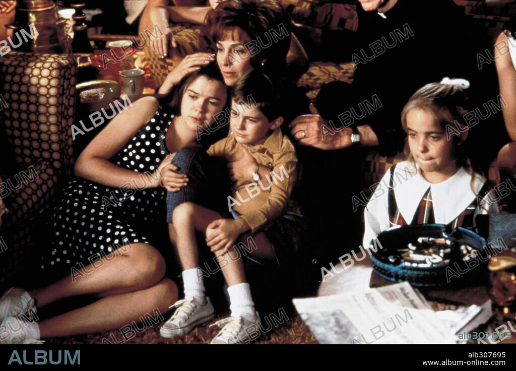KATHLEEN QUINLAN et MIKO HUGHES dans APOLLO 13, 1995, réalisé par RON HOWARD. Copyright UNITED INTERNATIONAL PICTURES.