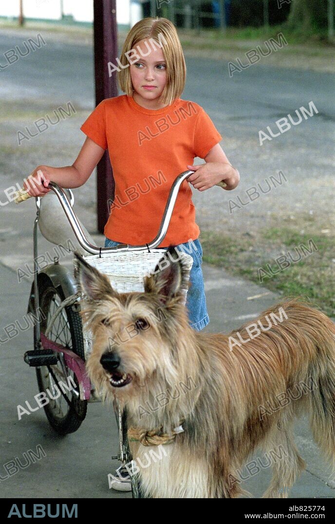 ANNASOPHIA ROBB in BECAUSE OF WINN-DIXIE, 2005, directed by WAYNE WANG. Copyright 20TH CENTURY FOX / TENNER, SUZANNE.