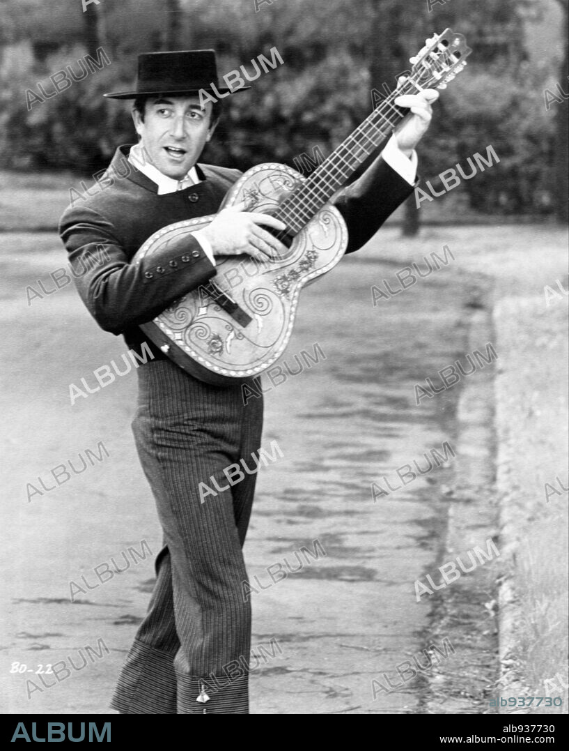 PETER SELLERS en EL MAGNIFICO BOBO, 1967 (THE BOBO), dirigida por ROBERT PARRISH. Copyright WARNER BROTHERS.