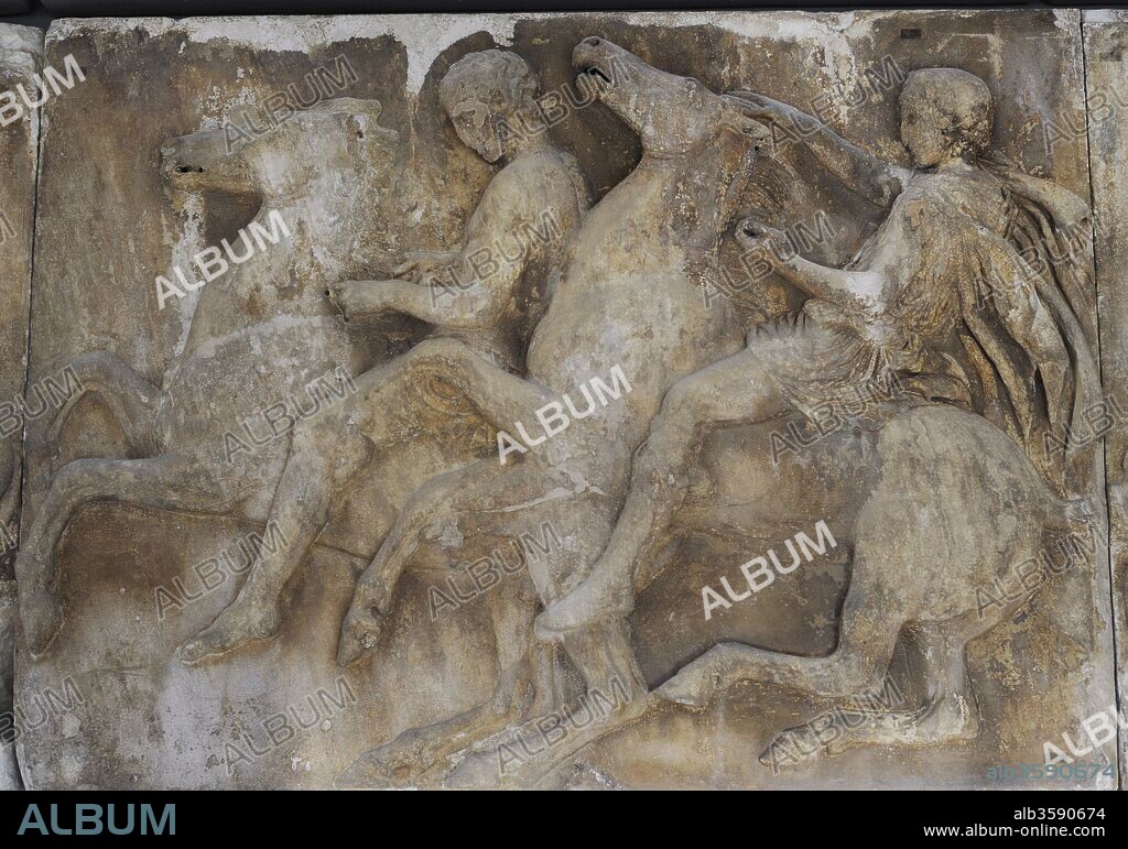 Arte Griego. Relieve del friso del Partenón de la Acrópolis de Atenas. Era Clásica. Supervisado por Fidias. 443-437 A. C. Friso Oeste. Preparación de la procesión de las Panateneas. W X, 18-19. Dos jóvenes sobre caballo a galope. Posiblemente esculpido por un alumno de Fidias, Agorácritos de Paros que ayudó a Fidias en los trabajos del Partenón. Museo de la Acrópolis. Atenas. Grecia.