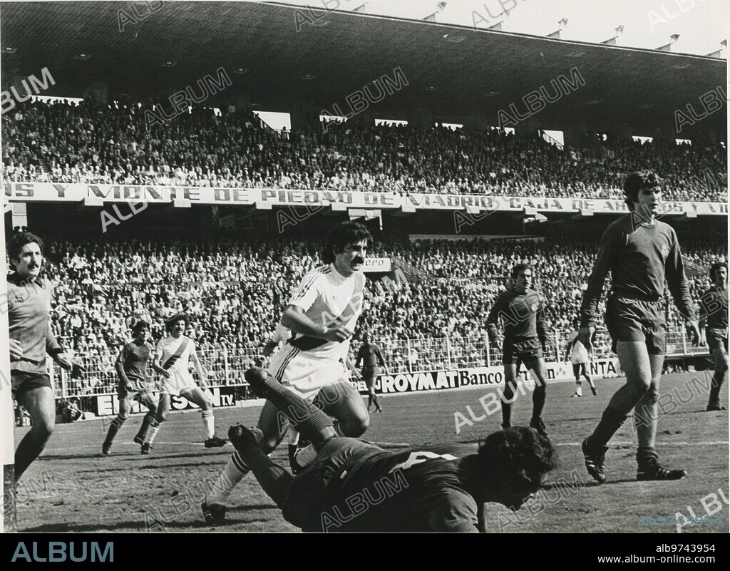 Madrid, 30/10/1977.- estadio de Vallecas
liga 77/78
rayo Vallecano 3 real Madrid 2
Pirri en el suelo y Salazar en primer Plano. De izquierda A Derecha: García Remón, Santillana, Tanco, Jensen al Fondo, san José, Camacho y del bosque
Foto: naranjo.