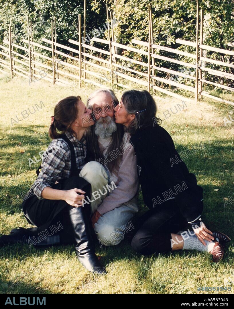 ARKIV -19930825 . Hans Scheike med sina kvinnor Therese Tasséris och Britta Sylvan som säger att smisk på stjärten av Scheike inte har något med sex att göra, utan att det har en renande effekt. Foto: Marina Huber Kod: 169 . COPYRIGHT SCANPIX SWEDEN.