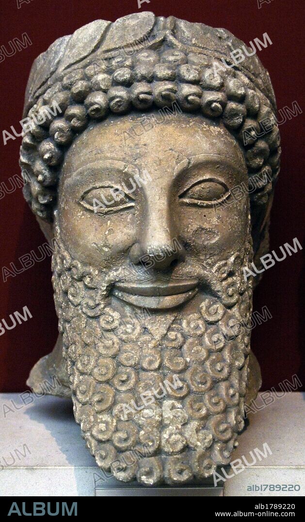 ARTE GRIEGO. CHIPRE. S. V a. C. CABEZA de piedra caliza procedente de una estatua de un DEVOTO CON BARBA Y CORONA DE LAUREL. Esculpida en Chipre a inicios del s. V a. C. Procede del Santuario de Apolo en Pyla. Museo Británico. Londres. Inglaterra. Reino Unido.