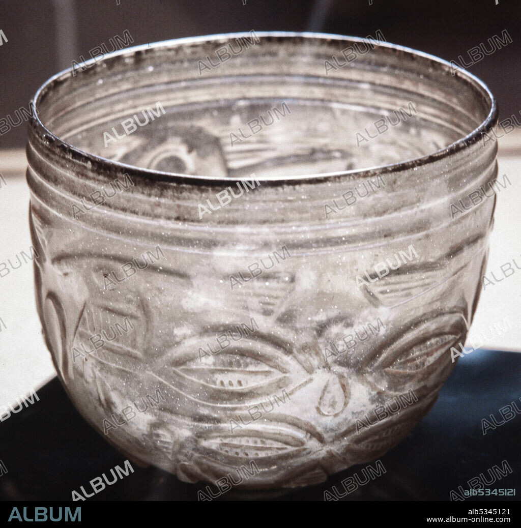 'Vas de Besalú' siglo IX-X, Vidrio soplado en molde, Persia. Museu d'Art de Girona.