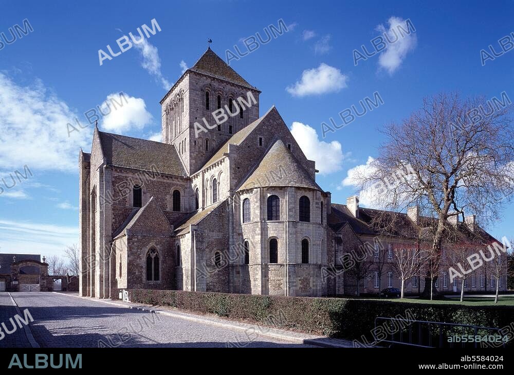 Lessay (Manche), abbatiale de la Trinité (1056 ; choeur achevé en 1098 ; nef 11e-12e ; reconstruction en 1945-57 après destruction de 1944).- Vue extérieure depuis le sud-est. Photo, 1996 (Florian Monheim).