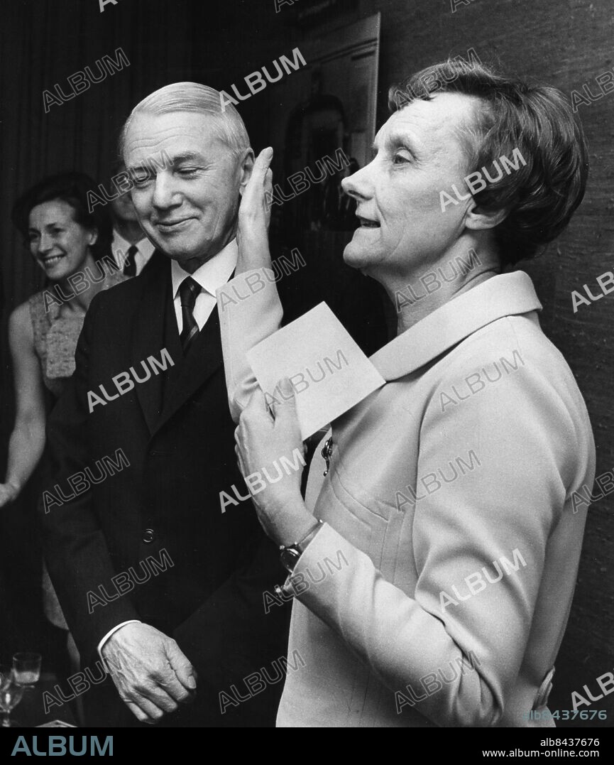 ARKIV 19671206. Författaren Åke Holmberg (t.v.) tillsammans med barnboksförfattarinnan Astrid Lindgren efter att ha tagit emot Astrid Lindgren-Priset för ett förtjänstfullt författarskap inom barn- och ungdomslitteraturen. Åke Holmberg är författare till barnböckerna om privatdetektiven Ture Sventon. Astrid Lindgren-Priset instiftades 1967 av bokförlaget Rabén & Sjögren i samband med Astrid Lindgrens 60-årsdag. Priset utdelas årligen till en svensk författare för förtjänstfullt författarskap inom barn- och ungdomslitteraturen.. Foto: Olle Wester / EXP / SCANPIX / Kod: 44. ***AFTONBLADET OUT***.