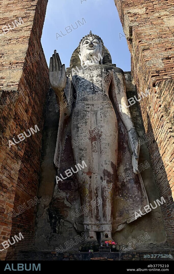 Standing Buddha statue Phra Attharot, Wat Mahathat temple complex, Sukhothai Historical Park, Sukhothai, Northern Thailand, Thailand, Asia.