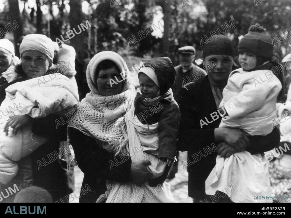 Volkskunde:. Rußland. Mütter mit Kindern. Foto, um 1941, handschriftl. bez.:. "Russ. Frauen m. Kindern auf dem Markt in Szolzy".