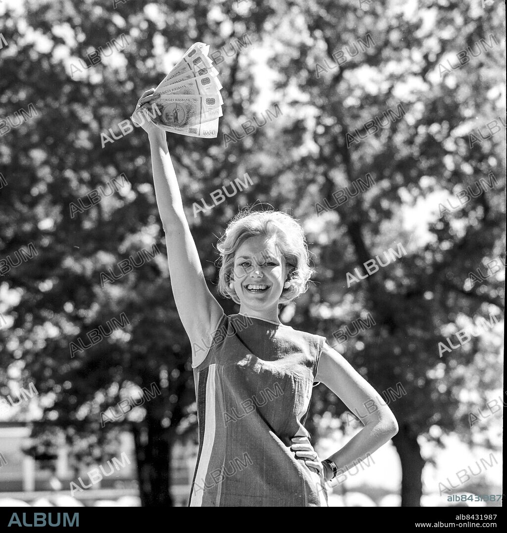 STOCKHOLM 1967-06-20.. 10000-KRONORSDUELLEN. Frågelek i TV mellan svenskar och norrmän.. Sänt första gången 1967-07-01.. Här ses tävlingsledarinnan Birgitta Sandstedt.. Foto: Bertil S-son Åberg / RiR / SVT / Kod: 5600. Bild och reportage publ. i RiR 28/67 sid. 6-7, 44.. RiR 18616 sv/v neg  . Pengar Sedlar Leende.