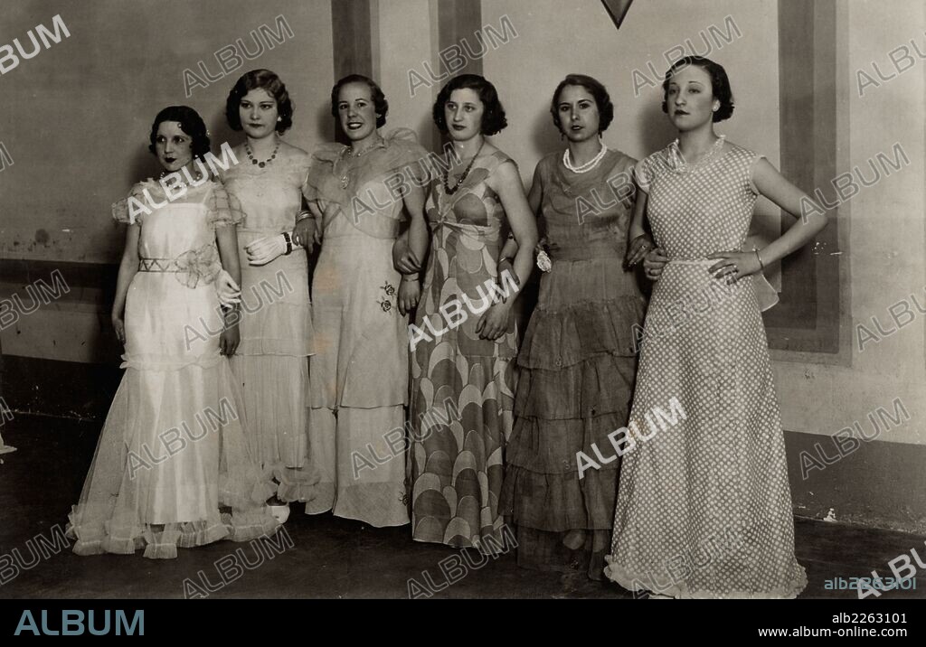 Barcelona. Concurso de vestidos de cuatro pesetas organizado por Broadways Club. Años 1920.