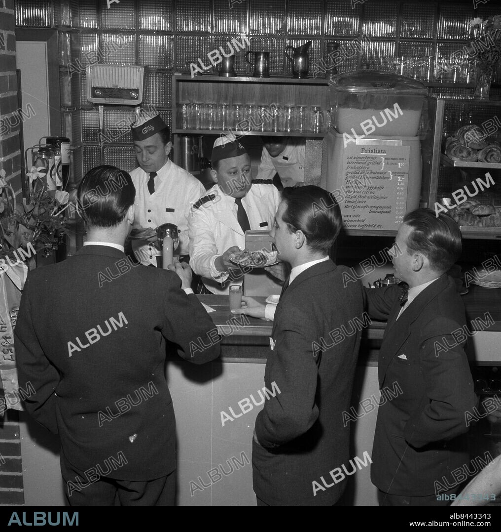Göteborg maj 1957 - Grill-George - det nya stället där man kan äta nyheten grillade wienrkorver med pommes-frites för 1 krona och femtio öre. *** Local Caption *** GT - Krep KT 05img546.jpg. KAMERAREPORTAGE.