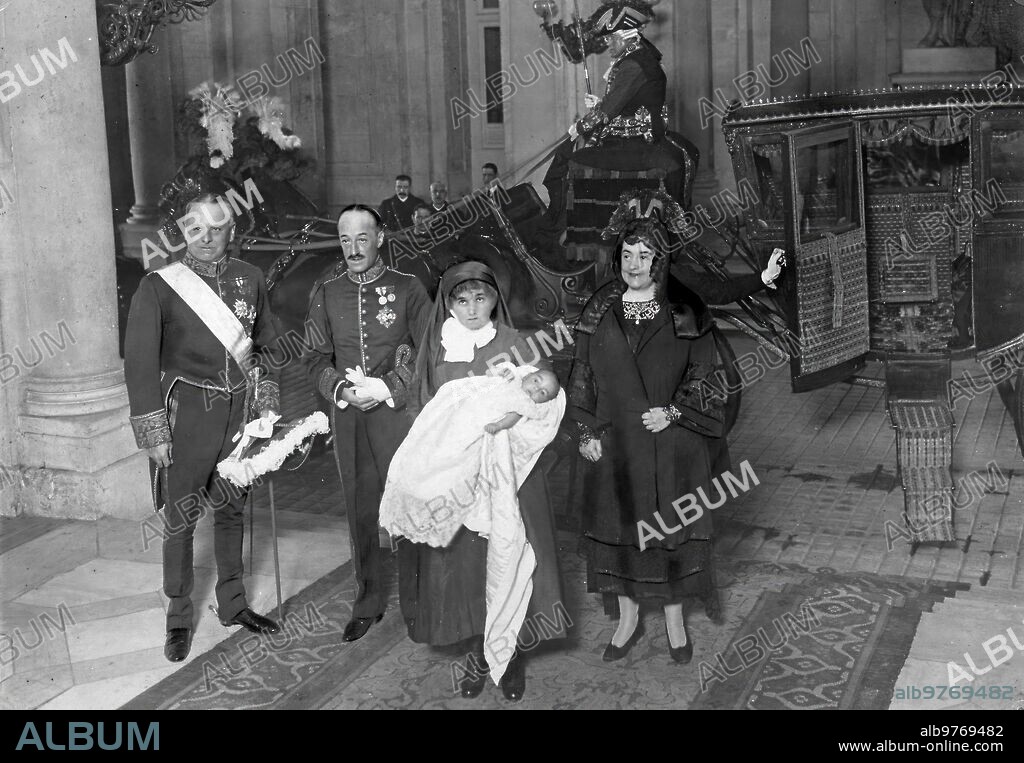 Marzo 1922. Madrid. Un bautizo en Palacio. Los Marqueses de Viana, con el duque de peñaranda y su Nieto, hijo de Éste, después de la ceremonia.