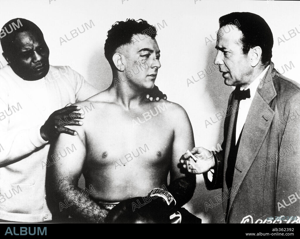 BLACK EYE, HUMPHREY BOGART y MIKE LANE. HUMPHREY BOGART y MIKE LANE en MÁS DURA SERÁ LA CAÍDA, 1956 (THE HARDER THEY FALL), dirigida por MARK ROBSON. Copyright COLUMBIA PICTURES.