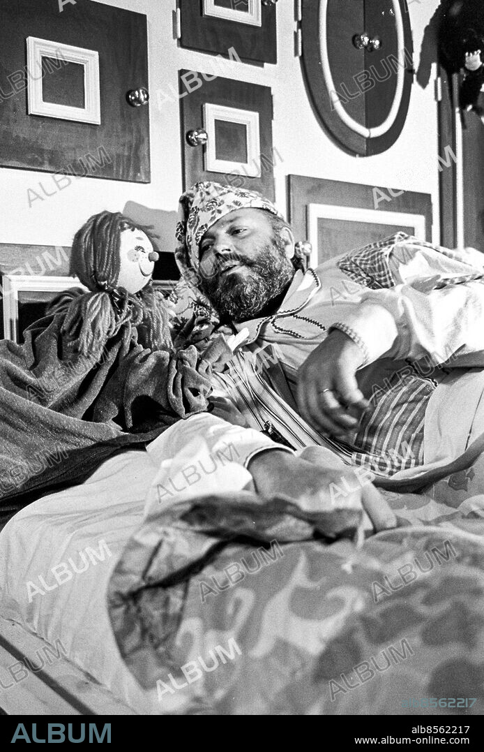 1968-08.. BEPPES GODNATTSTUND. Barnprogram i TV.. Sänt under säsongen 1968.. Här ses Beppe Wolgers, författare, konstnär och underhållare, i en säng med en docka.. Foto: Bo-Aje Mellin / RiR / SVT / Kod: 5600. Bild publ. i RiR 39/68 sid. 54.. RiR 19152 sv/v neg.