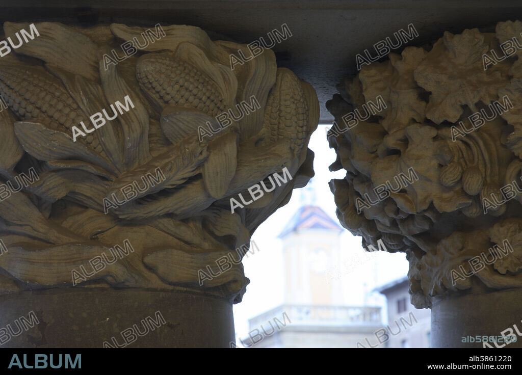 Vic; Plaza Mayor / Plaça Major; capiteles de casa modernista.