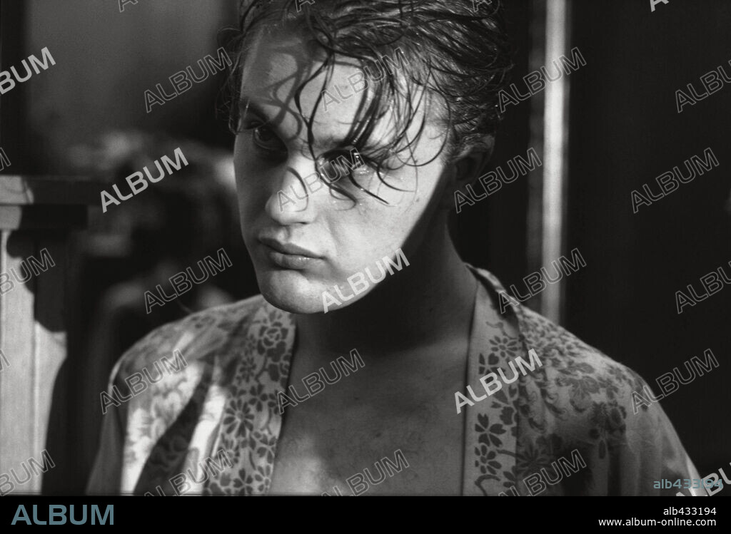 MICHAEL PITT in THE DREAMERS, 2003, directed by BERNARDO BERTOLUCCI. Copyright RECONDED PICTURE COMPANY/PENINSULAÑ FILMS/FICTION FILMS.
