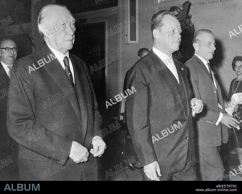 Adenauer, Konrad Cologne 5/1/1876 - Bad Honnef-Röhndorf. 19/4/1967, politician (CDU). Adenauer during his visit to Berlin on 3/10/1958. At his side the governing mayor Willy Brandt. To the right a journalist. Photo, 1958.
