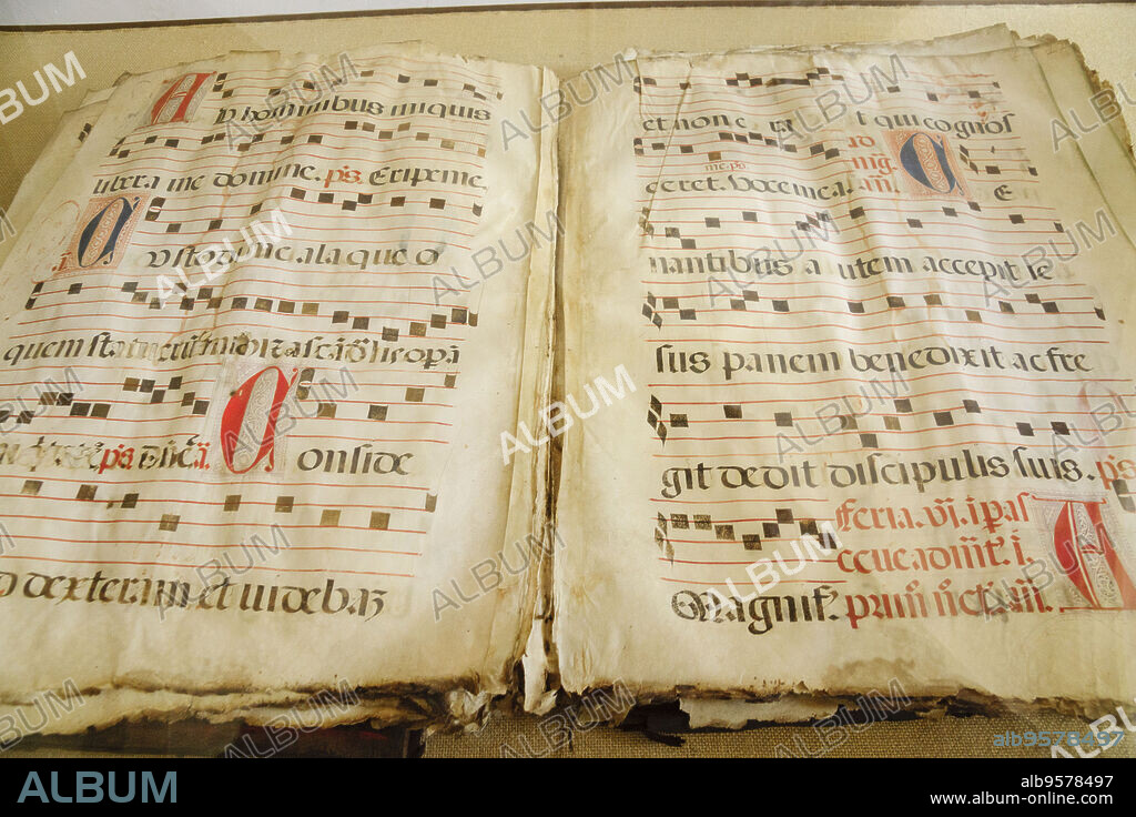libro del coro, siglo XVI, sala del capitulo,convento de San Francisco, gotico-manuelino, siglo XV, Evora,Alentejo,Portugal, europa.