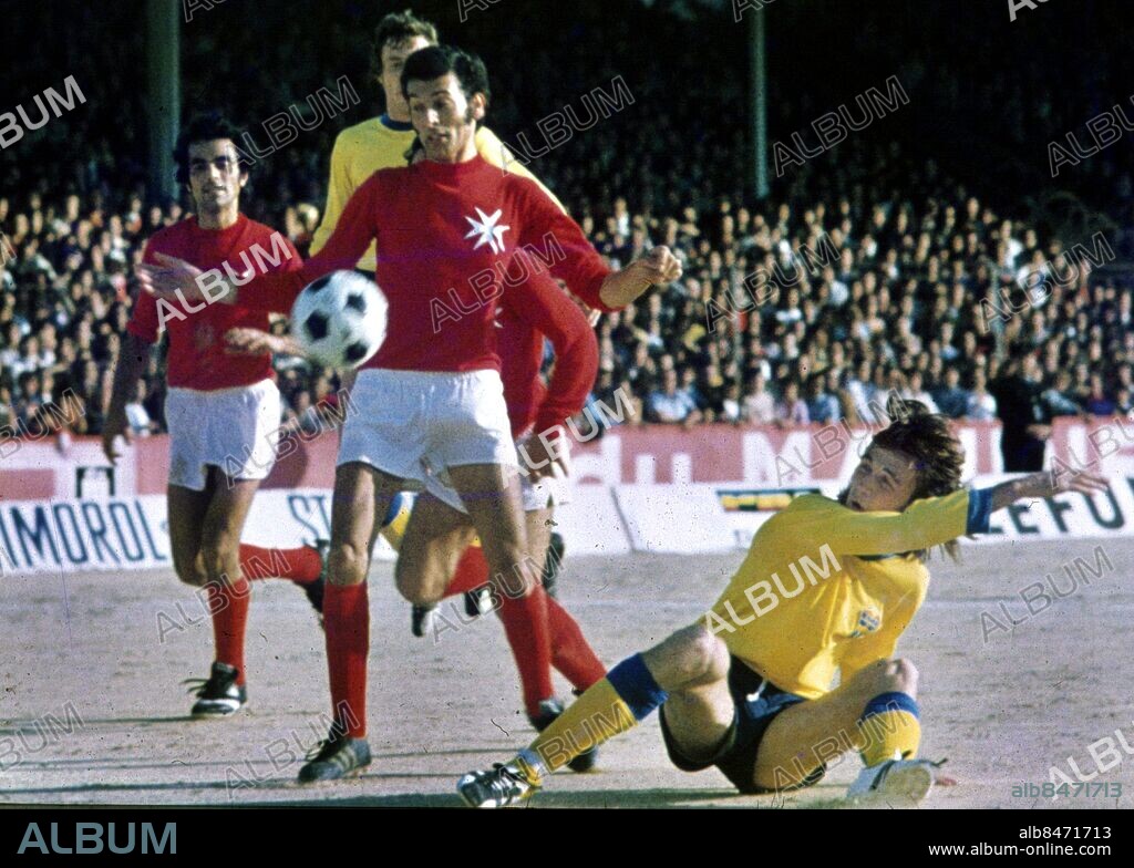 VM-kval Malta-Sverige. Ralf Edström får en straff. Idrott Fotboll VM i Västtyskland 1974 Kvalmatcher. (c) Roony Johansson / Sydsvenskan / IBL.