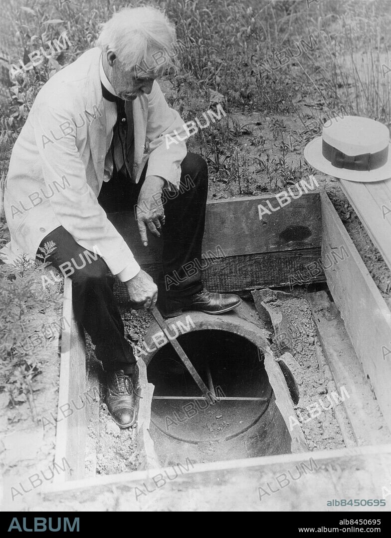Orig. bildtext... PROVES HIS THEORY THAT RADIO WAVES TRAVEL THRU EARTH Dr. James Harrison Rogers of Hyattsville, Md., who recently transmitted a message from his laboratory to Toulon, France by way of his underground anntenae. Dr. Rogers is the originator of the theory that long distance radio waves travel through the earth and sea rather than through the air. Anm. Antenner CD173 persons: James Harrison Rogers sites: USA.
