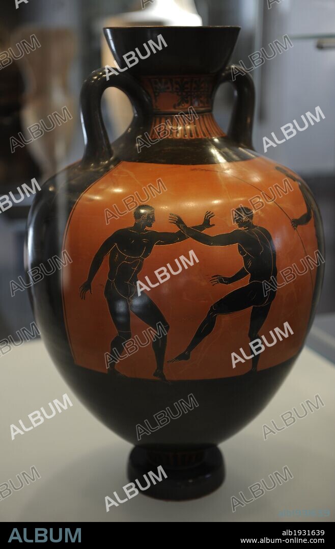 ARTE GRIEGO. GRECIA. Ánfora panatenaica. Tipo de vasija grande de cerámica que contenía el aceite que se ofrecía como premio en los Juegos panatenaicos. El aceite de oliva que contenía provenía del olivar sagrado de Atenea situado en la Academia. Competición de lucha en los juegos Panatenaicos. Museo Carlsberg Glyptotek. Copenhague. Dinamarca.