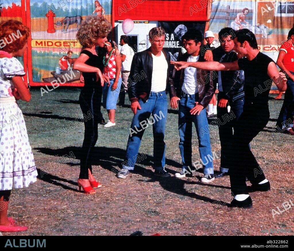 OLIVIA NEWTON JOHN and TRAVOLTA JOHN. JOHN TRAVOLTA and OLIVIA NEWTON-JOHN in GREASE, 1978, directed by RANDAL KLEISER. Copyright PARAMOUNT PICTURES.