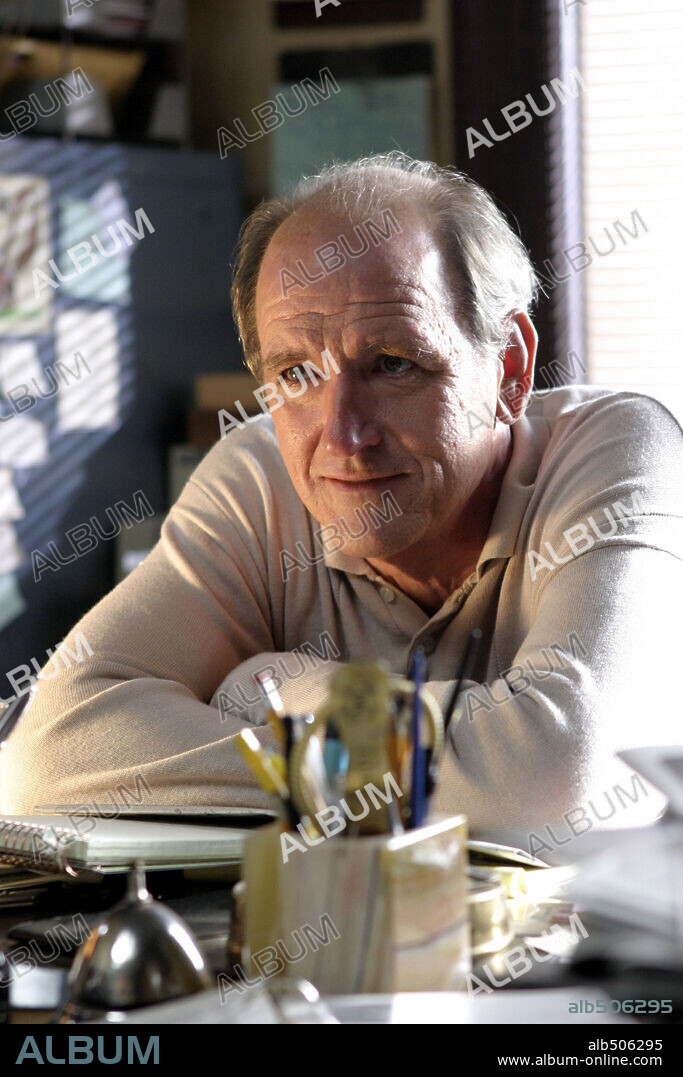RICHARD JENKINS in SHALL WE DANCE?, 2004, directed by PETER CHELSOM. Copyright MIRAMAX.