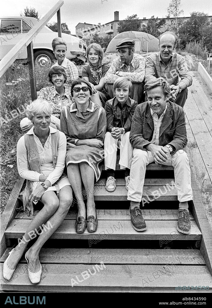 1970-08-24.. FÖLJETONG I X KAPITEL. TV-teater med manus av Max Lundgren och Bo Sköld och i regi av Leif Krantz, där tittarna får bestämma händelseutvecklingen.. Sänt första gången 1970-09-19.. Här ses bl.a. skådespelarna Gunilla Thunberg (övre raden 2:a frv), som Dottern, samt, nedre raden från vänster, Ann-Marie Gyllenspetz, som Mamma, Berta Hall, som Mormor, Pär Margulies, som Pojken, och Per Sjöstrand, som Pappan.. Foto: Bo-Aje Mellin / RiR / SVT / Kod: 5600. Bild och notis publ. i RiR 39/70 sid. 33.. RiR 19913 sv/v neg.