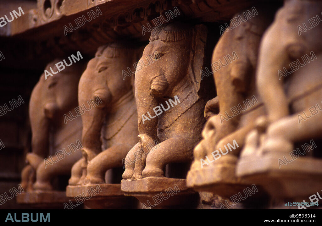 Relieves de elefantes en el templo Chandella de Vishvanatha(s.XI). Khajuraho .Madhya Pradesh.India.Asia.