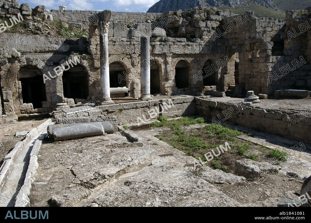 ARTE GRIEGO. GRECIA. RUINAS DE CORINTO. Vista de la FUENTE DE PIRENE, situada en al ángulo nororiental del ágora. Se utilizó desde los orígenes de la ciudad hasta la época bizantina. Su aspecto actual se remonta al s. II, cuando Herodes Atico abrió los tres ábsides laterales. Las seis pilas para el agua parten de las ARCADAS del fondo. Provincia de Korinthia. Región del Peloponeso. Grecia.