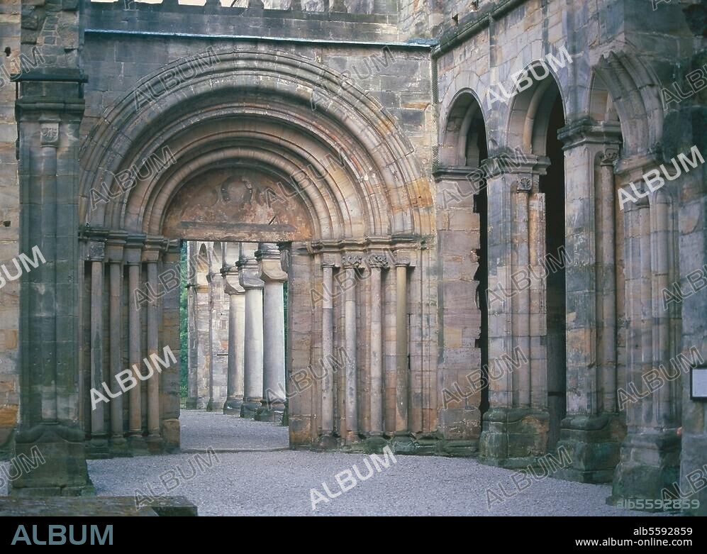 Paulinzella (Thüringen), Ruine der Klosterkirche. (zw. 1102 und 1105 gegründetes Benediktinerkloster, 1107 Hirsau unterstellt; Kirche 1124 geweiht). Vorkirche und Westportal. Foto, undat. (1990?).