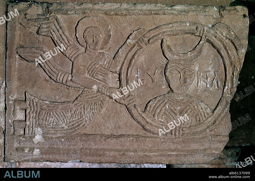 CAPITEL IMPOSTA DE QUINTANILLA DE LAS VIÑAS - IZQUIERDA DEL ARCO - DET RELIEVE: IGLESIA REPRESENTADA COMO LA LUNA - SIGLO VII - VISIGODO.
