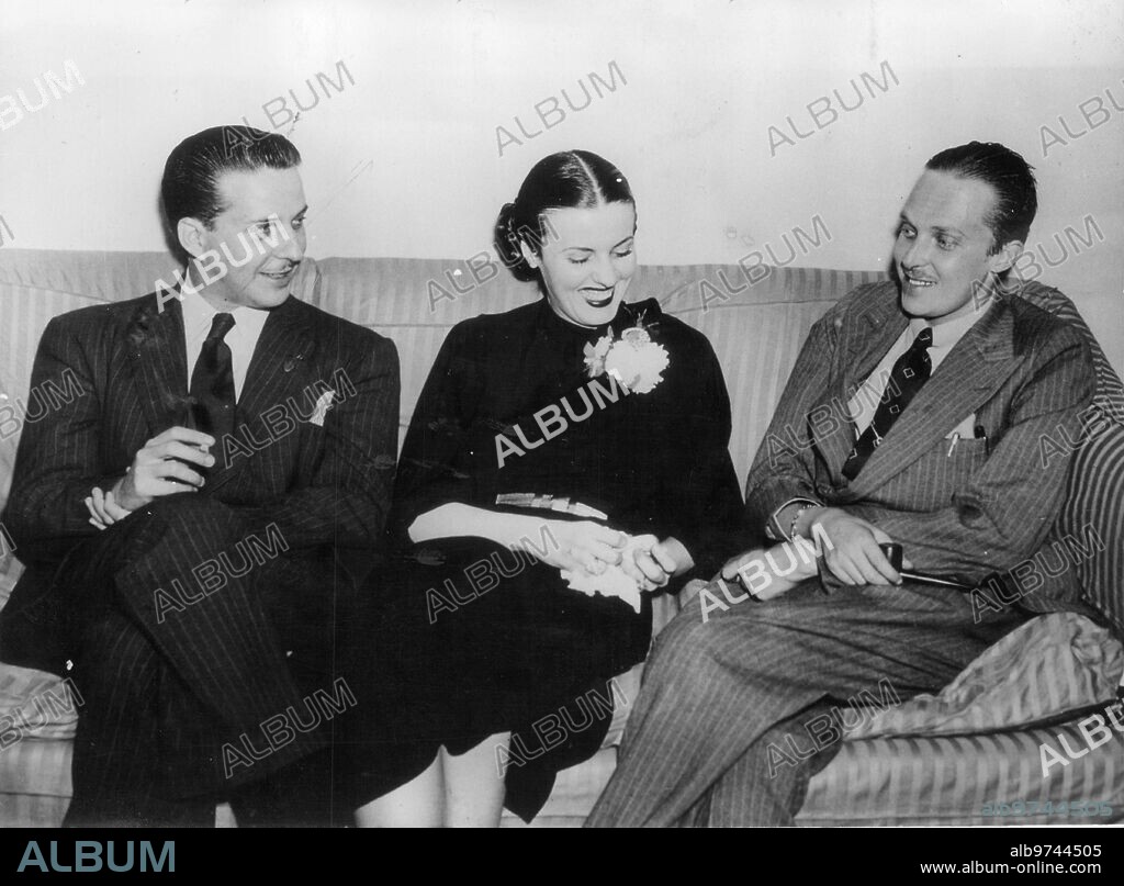 1937. Don Alfonso de Borbón y Battenberg (Dcha.) Fotografiado en nueva York en compañía de Marta Rocafort, la joven Cubana que se Convertiría en su segunda Esposa, y el diseñador y pintor cubano Fico Villalba (Izqda.