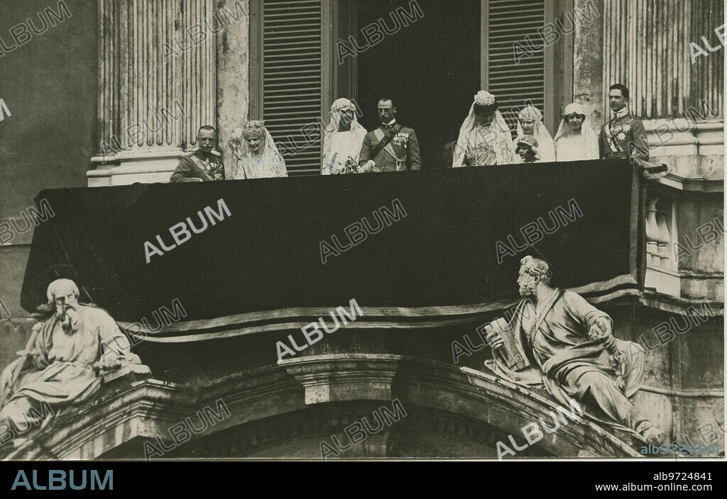 Roma (Italia), 09/04/1923. Boda de la Princesa Yolanda de Saboya, hija de los Reyes de Italia, con el conde Calvi di Bergolo. En la imagen, los recién casados, tras la ceremonia, asomados  al balcón del palacio del Quirinal. De izquierda a derecha: el Rey Víctor Manuel, la Reina Madre, los novios, la Reina Elena, las Princesas María, Juana y Mafalda, y el Príncipe Humberto.