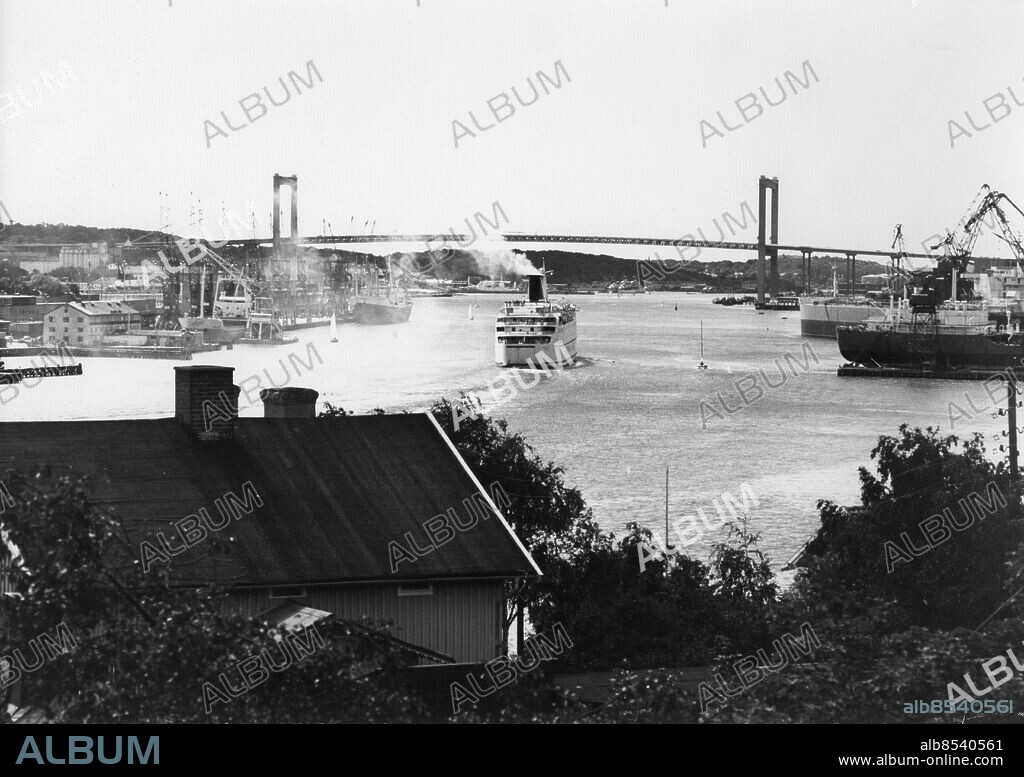 Göteborg 1980-tal - Danmarksbåt på väg ut - Göteborgs Hamn - Älvsborgsbron *** Local Caption *** 0ìA Pêzrta xmlns:x="adobe:ns:meta/" x:xmptk="XMP Core 4.1.1 RC">. <rdf:RDF xmlns:rdf="http://www.w3.org/1999/02/22-rdf-syntax-ns#">. <rdf:Description rdf:about="".  xmlns:xapMM="http://ns.adobe.com/xap/1.0/mm/".  xmlns:xap="http://ns.adobe.com/xap/1.0/".  xmlns:photoshop="http://ns.adobe.com/photoshop/1.0/".  xmlns:fwc="http://ns.fotoware.com/iptcxmp-custom/1.0/".  xmlns:fwr="http://ns.fotoware.com/iptcxmp-reserved/1.0/".  xmlns:dc="http://purl.org/dc/elements/1.1/".  xmlns:exif="http://ns.adobe.com/exif/1.0/".  xmlns:tiff="http://ns.adobe.com/tiff/1.0/". xapMM:DocumentID="uuid:B4E48828C68F4F71 86ED34C017703693". xapMM:InstanceID="uuid:4C1D9659D66A4AB3 9E894854E074EAC6". xap:CreateDate="2008-07-02T07:59:48+02:00". xap:ModifyDate="2009-01-10T15:21:02+01:00". xap:MetadataDate="2009-01-10T15:21:02+01:00". xap:CreatorTool="FotoWare ColorFactory". photoshop:Category="GEO". photoshop:ICCProfile="EPSON Gray - Gamma 1.8". photoshop:Credit="©Kamerareportage". photoshop:ColorMode="1". fwc:CustomField10="1980-tal". fwc:CustomField1="Gam". fwr:UniqueId="08DB2A4A56C047E0 BA90E1957FDAB72B". fwr:ShortUniqueId="3438340051". fwr:Exif="Orientation:	0 
Resolution:	600.000 
ColorSpace:	65535 
". fwr:ContentValue="01FF111FF11FFFF121". exif:PixelXDimension="5439". exif:PixelYDimension="3848". exif:ColorSpace="65535". tiff:Orientation="1". tiff:XResolution="6000000/10000". tiff:YResolution="6000000/10000". tiff:ResolutionUnit="2">. <xap:XMPFileStamps>.  <rdf:Seq>.  <rdf:li>2008-07-02T10:00:16+02:00</rdf:li>.  <rdf:li>2008-07-02T10:00:16+02:00</rdf:li>.  </rdf:Seq>. </xap:XMPFileStamps>. <fwr:History>.  <rdf:Seq>.  <rdf:li>E=TXT D=2008-07-02 T=09:38:11 U=bror</rdf:li>.  <rdf:li>E=TXT D=2008-07-02 T=09:59:18 U=bror</rdf:li>.  <rdf:li>E=ACT D=2008-07-02 T=09:59:48 U=bror V=Kamrep%201900</rdf:li>.  <rdf:li>E=ACT D=2008-09-29 T=12:07:29 U=bror V=Kopiera</rdf:l.