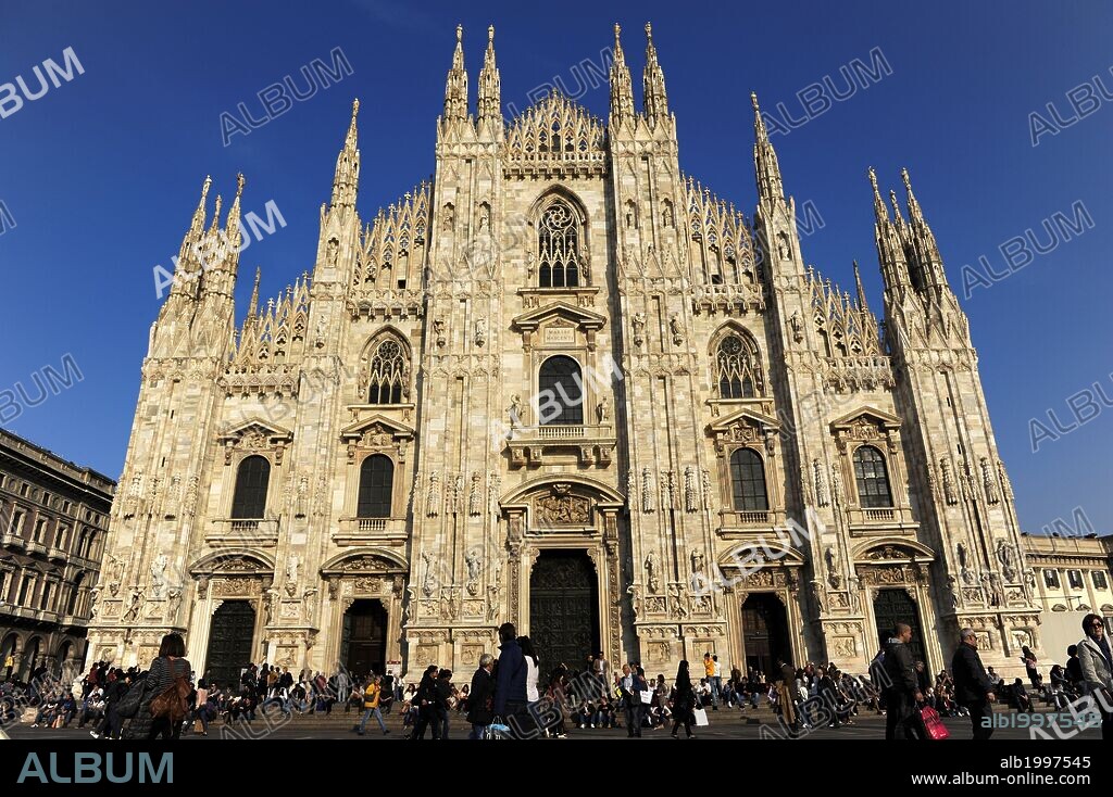 ARTE GOTICO. ITALIA. DUOMO o CATEDRAL DE MILAN. Obra maestra, de estilo gótico florido, iniciada en el año 1386 y consagrada en 1577. Trabajaron en ella Jean Mignot, Solario y Amadei (s. XV) y Tibaldi (s. XVI) que diseñó la fachada que destaca por el gran número de flechas y estatuas. MILAN. Región Lombardia.
