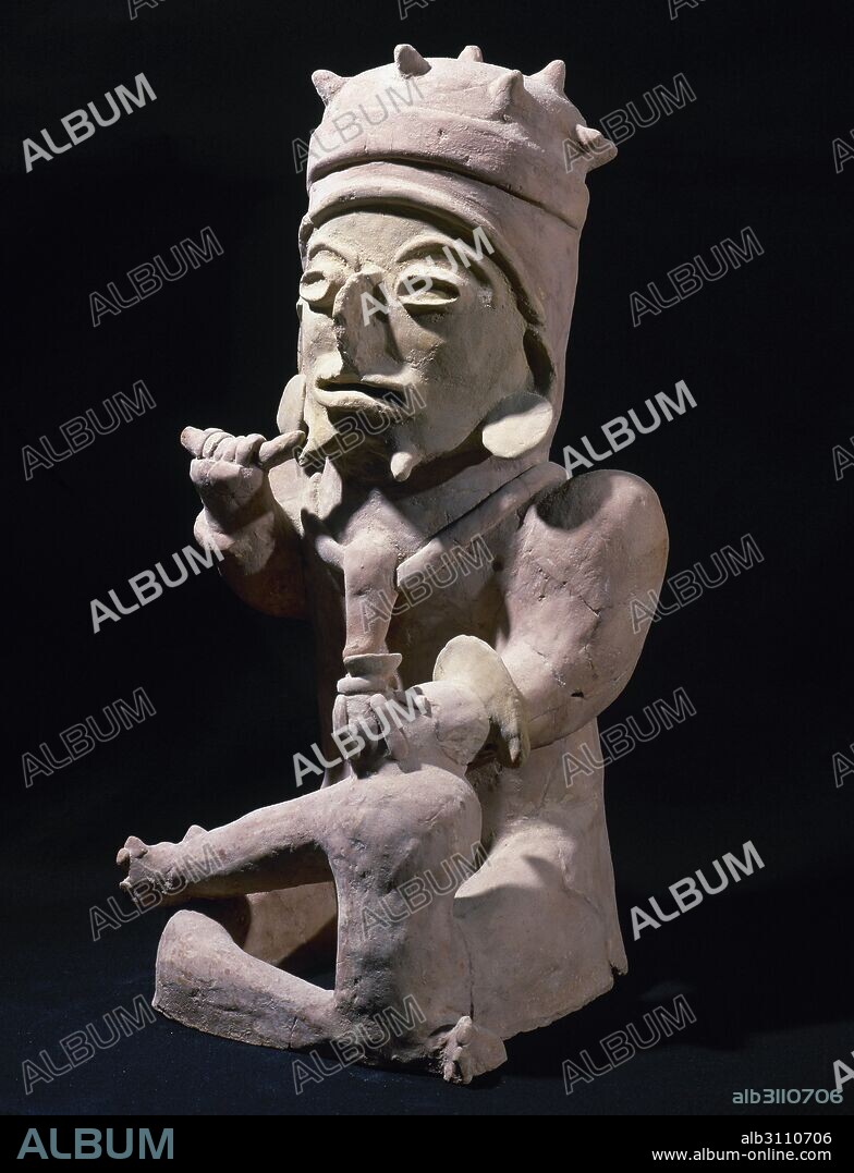 PERIODO PRECOLOMBINO-PREINCAICO. CULTURA BAHIA. Localizada en la costa de Manabí (Ecuador), entre-500 y 500. Su cerámica se caracteriza por su gran variedad de estilos, generalmente realizadas en molde. FIGURA SENTADA CON PIERNAS CRUZADAS Y OBJETOS EN AMBAS MANOS, 56 x 27 cm. Procede de Ecuador. Colección particular.