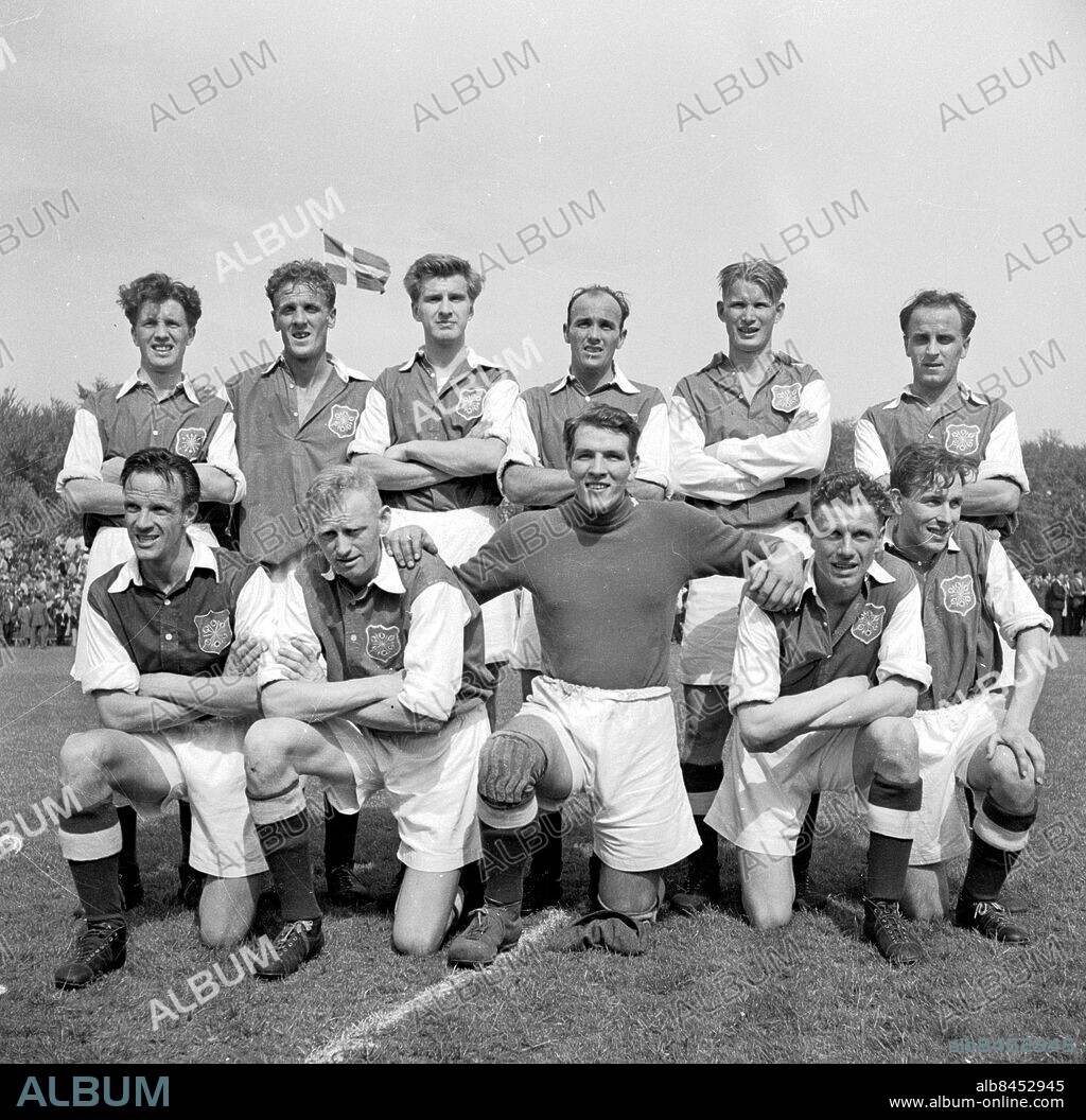 Helsingborg 4 maj 1954. Svenska mästarna Gais, lagbild. Stående fr. v: Hasse Olsson, Karl- Alfred Jacobsson, Ingemar Ericsson, Leif Forsberg, Bertil "Jompa" Andersson och Sanny Jacobsson. Knästående fr. v: Bertil Sernros, Stig Björkman, Leif Andersson, Rune Jingård och Arne Lund. Den sistnämnde jämte målvakten Leiif Andersson blev dock utan medaljer, då Kurt Torstensson och Stig Andersson spelat fler matcher. *** Local Caption *** GP maj1954_3164. KAMERAREPORTAGE.
