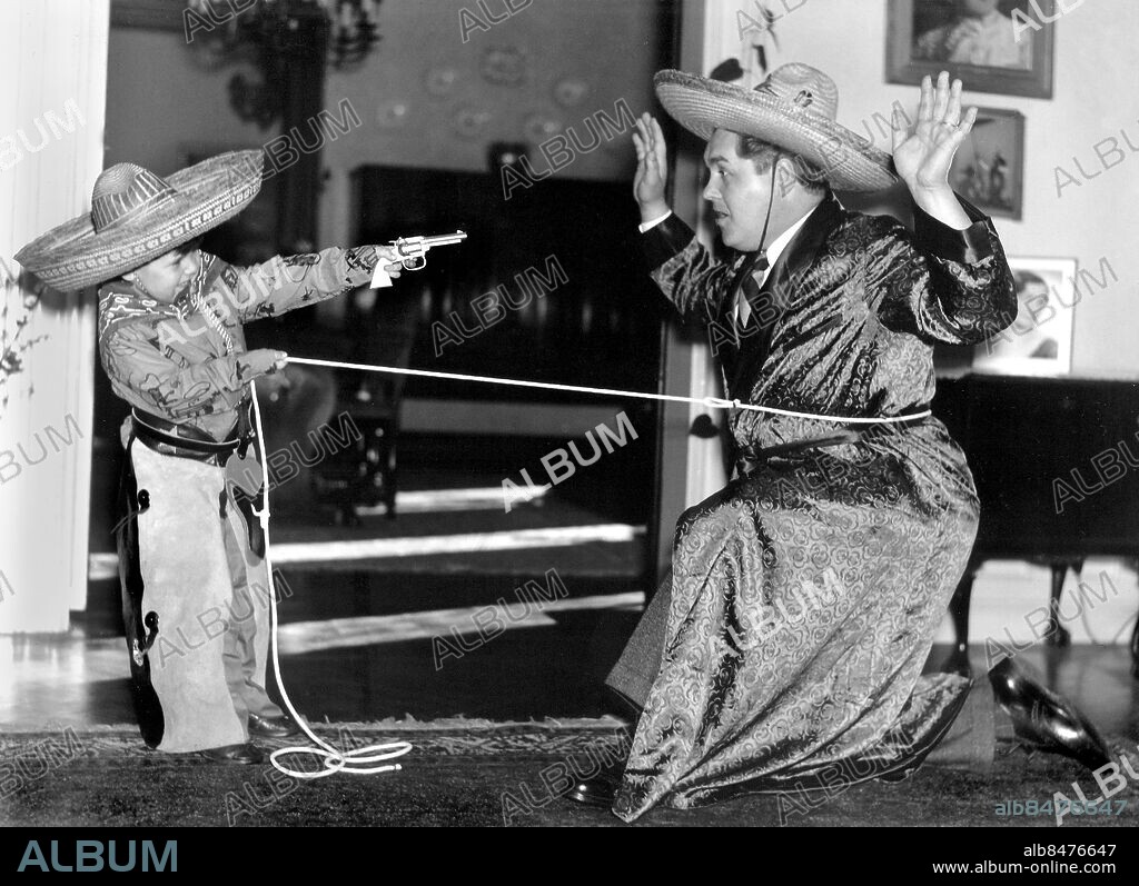 ARKIV 1940-03-05. "Upp med händerna!". Anders Björling fångar pappa Jussi med sitt lasso i en lek i hemmet på Nybrogatan i Stockholm . Opea singer Jussi Björling plays with his son Anders at their home in Stockholm.. Bilden publicerad i Jacob Forsells bok "Jussi Sången Männniskan Bilderna".. Foto: TT / Kod 1900.