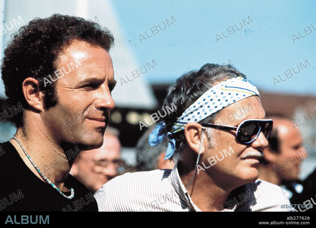 JAMES CAAN y SAM PECKINPAH en LOS ARISTÓCRATAS DEL CRIMEN, 1975 (THE KILLER ELITE), dirigida por SAM PECKINPAH. Copyright UNITED ARTISTS.
