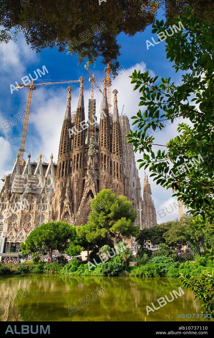La Sagrada Familia Church, by the architect Antoni Gaudi, Barcelona, Catalunya, Spain, Europe.