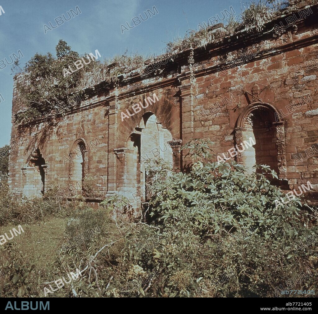 ARCO LOBULADO Y HORNACINA DE LA FACHADA OCCIDENTAL DE LAS RUINAS DE LA IGLESIA JESUITA DE JESUS DE TAVARANGUE - SIGLO XVIII.