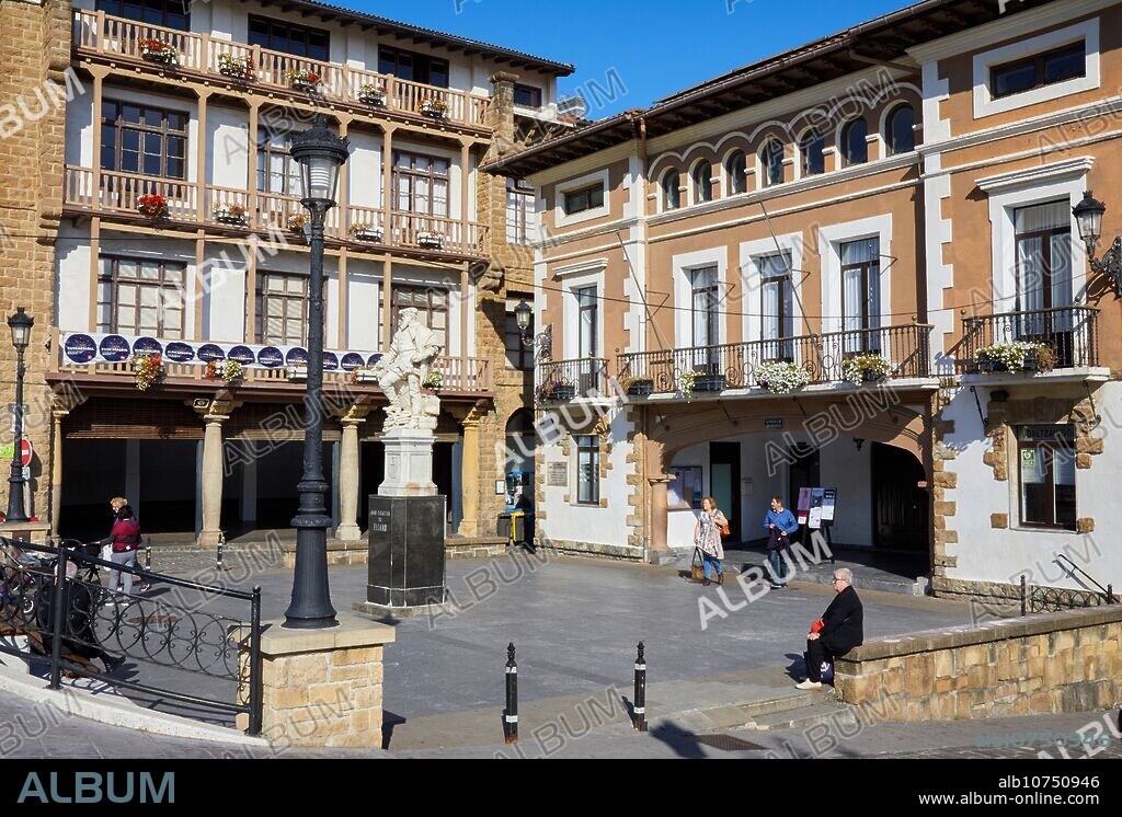 Monumento a Elcano, Gudarien Enparantza Plaza, Ayuntamiento de Getaria, Getariako Udala, Getaria, Gipuzkoa, Basque Country, Spain.