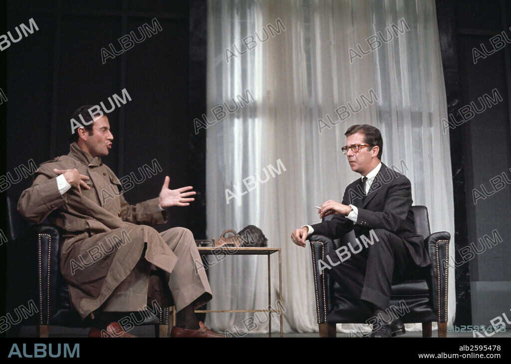 LUCA DE TENA , JUAN IGNACIO. ESCRITOR ESPAÑOL. MADRID 1897 - 1975. " QUIEN SOY YO ? " , REPRESENTACION TEATRAL EN MADRID, AÑO 1967. ACTOR , ARTURO FERNANDEZ.