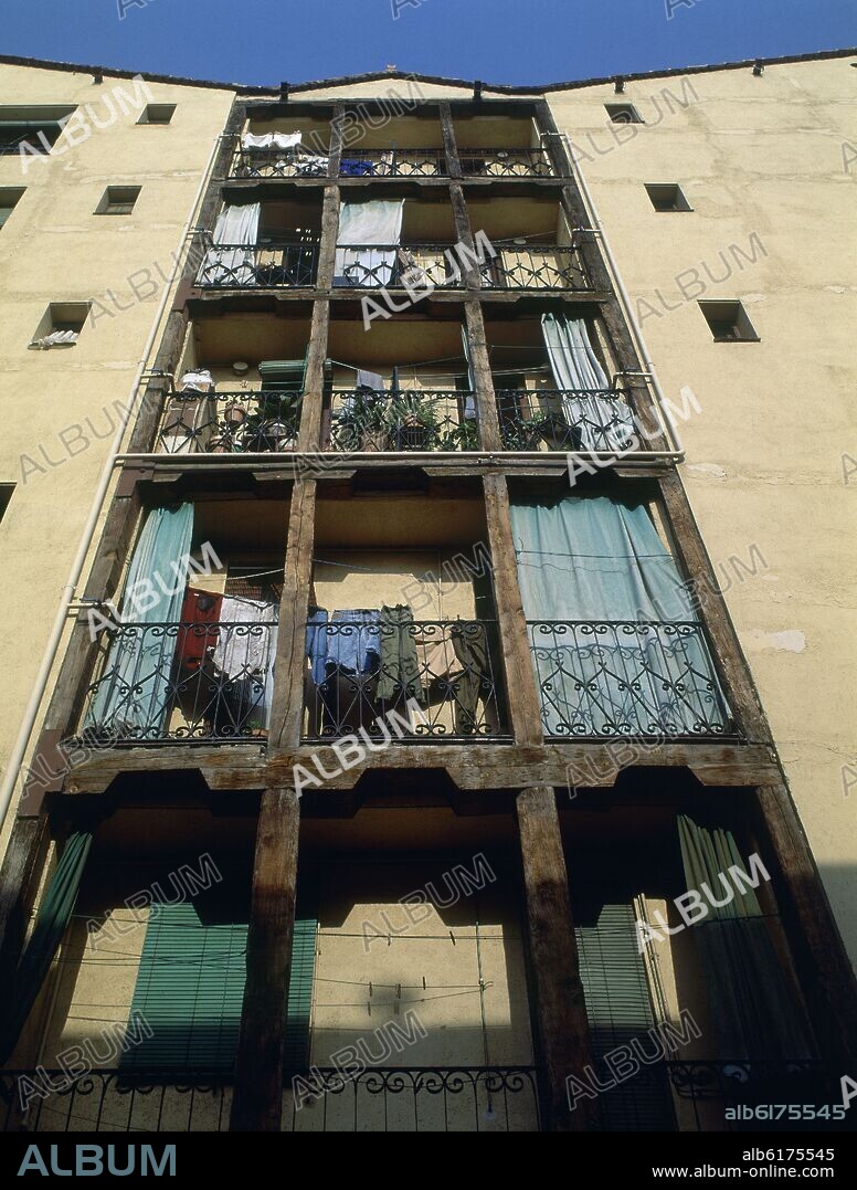 BALCONES CON ESTRUCTURA DE MADERA EN LA CASA DE LA VELA SITUADA EN LA CALLE SOMBRERETE DEL BARRIO DE LAVAPIES.