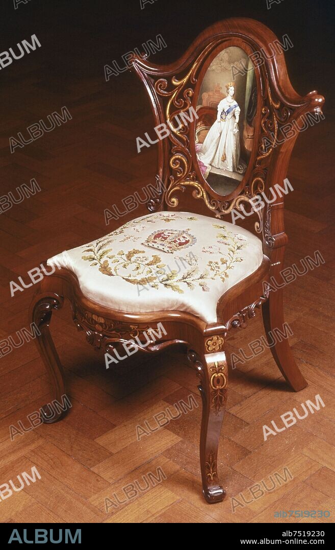 SILLA CON ADORNOS DE PORCELANA- ESTILO VICTORIANO- SIGLO XIX.