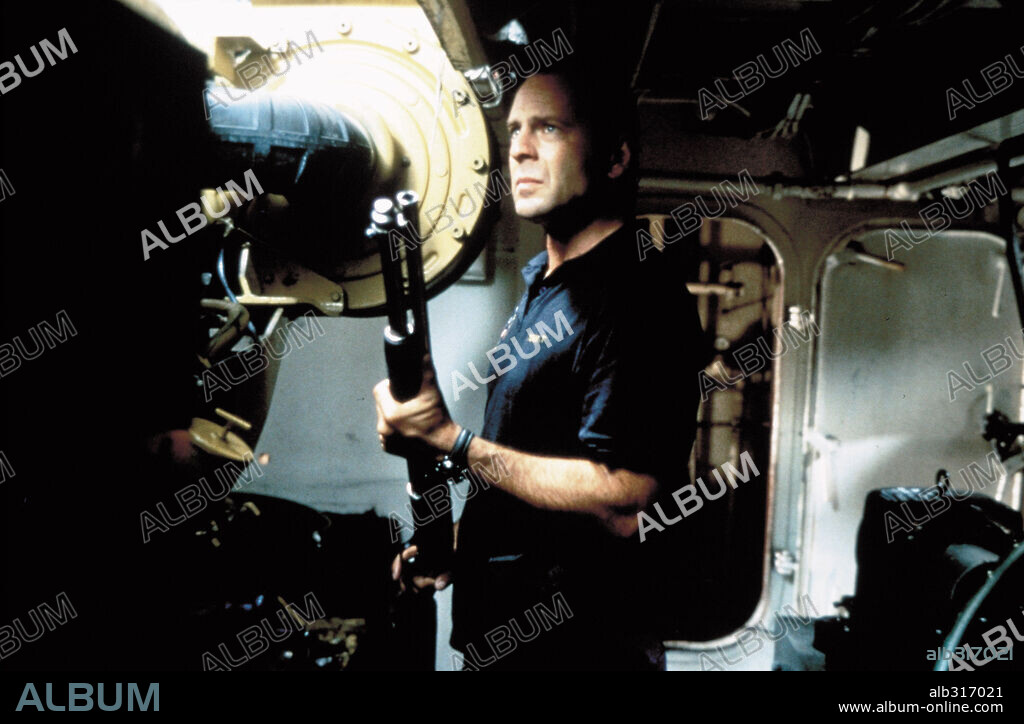 BRUCE WILLIS in STRIKING DISTANCE, 1993, directed by ROWDY HERRINGTON. Copyright COLUMBIA PICTURES.